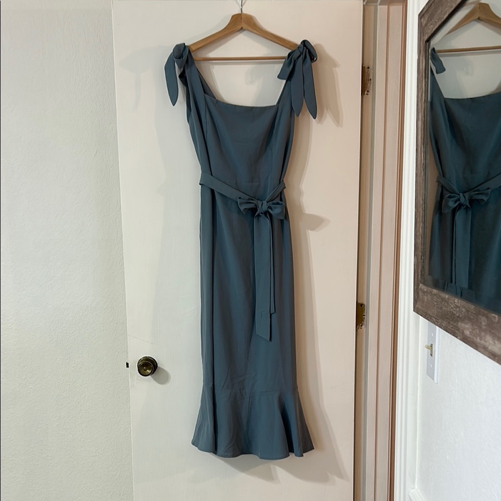 Chic Sleeveless Blue Midi Dress with Tie Straps